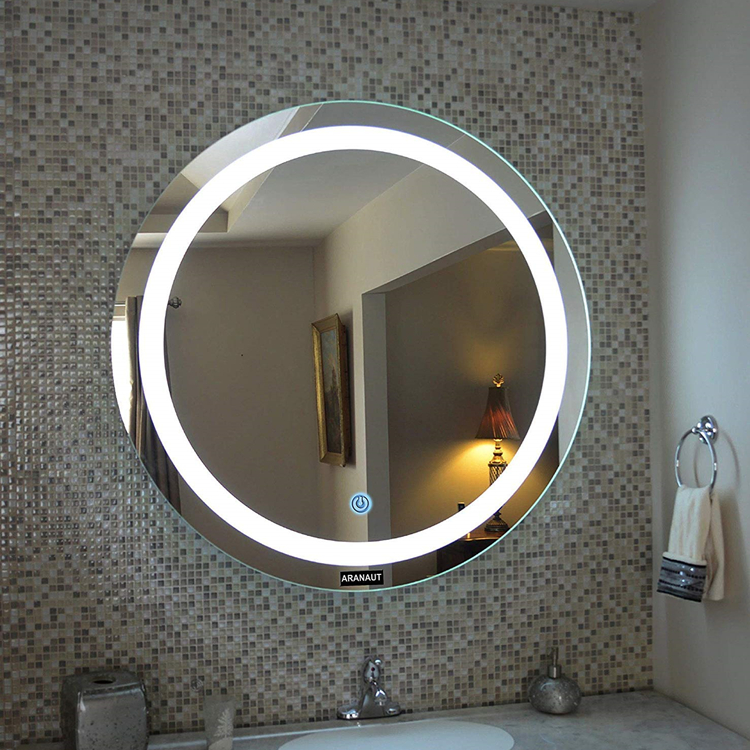 Espelho LED redondo de luz longa no banheiro