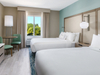 Fairfield Inn &amp; Suites com mesa de cabeceira king size e móveis de hotel